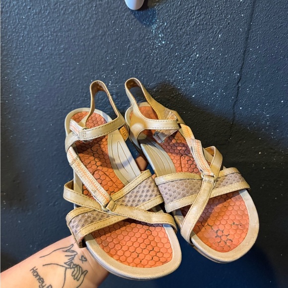 Women’s Baretraps Tan and Peach Outdoor Sandals with Adjustable Straps - Picture 1 of 8